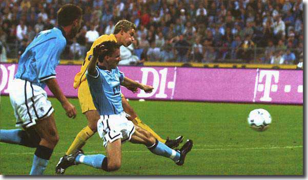 Alan Smith fires home the goal which won Leeds a famous victory in Munich