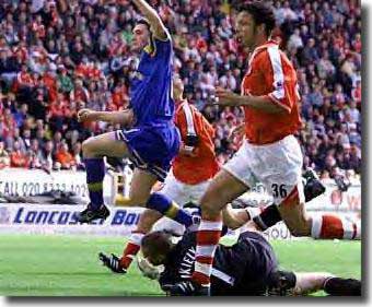 Robbie Keane gives Leeds the lead away to Charlton