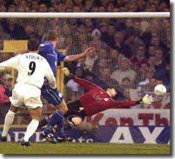 Mark Viduka gives Leeds the lead at Cardiff