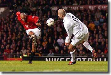 Manchester United's Juan Sebastian Veron curls in a shot past Teddy Lucic at Old Trafford 5 March 2003