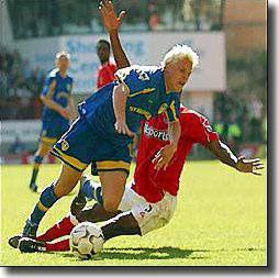 Richard Rufus takes Alan Smith down to give away the first Leeds penalty