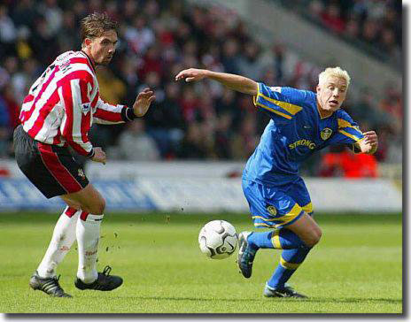 Alan Smith gets away from Claus Lundekvam in the match at Southampton