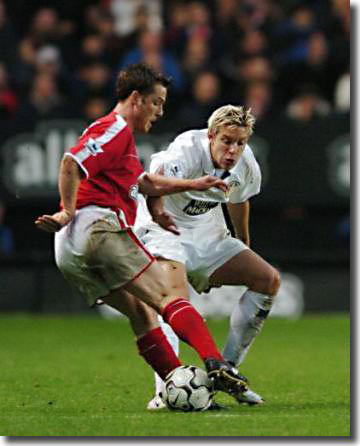 Alan Smith challenges Charlton's Scott Parker during the 1-0 win at the Valley in November 2003
