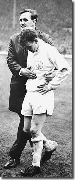 Don Revie consoles Billy Bremner following the Cup final defeat