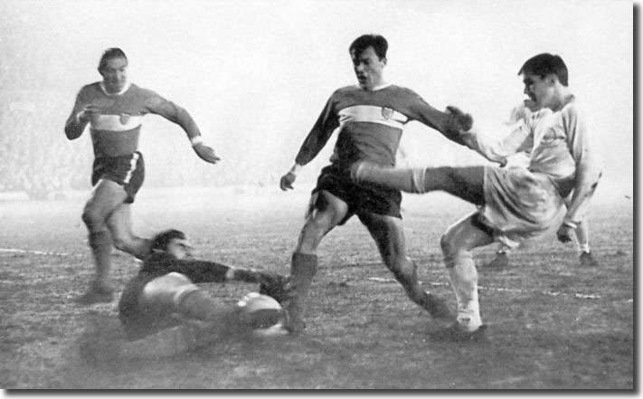 Valencia keeper Pesudo blocks a shot from Terry Cooper at Elland Road