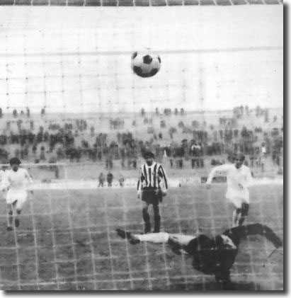 Lorimer's free kick beats Partizan keeper Curkovic to give Leeds the lead in Belgrade