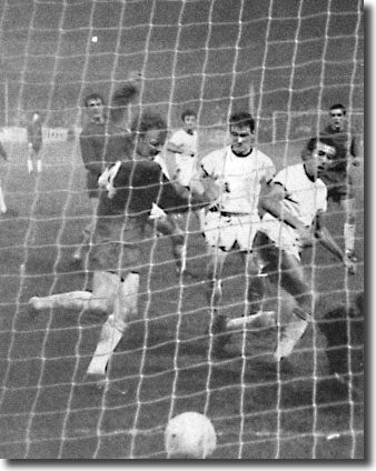 Billy Bremner snatches a late winner against Standard Liege