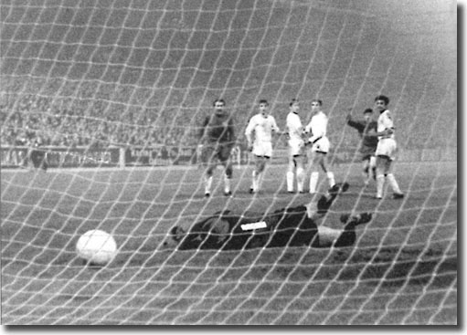 Peter Lorimer's free kick beats keeper Nicolay to equalise against Standard