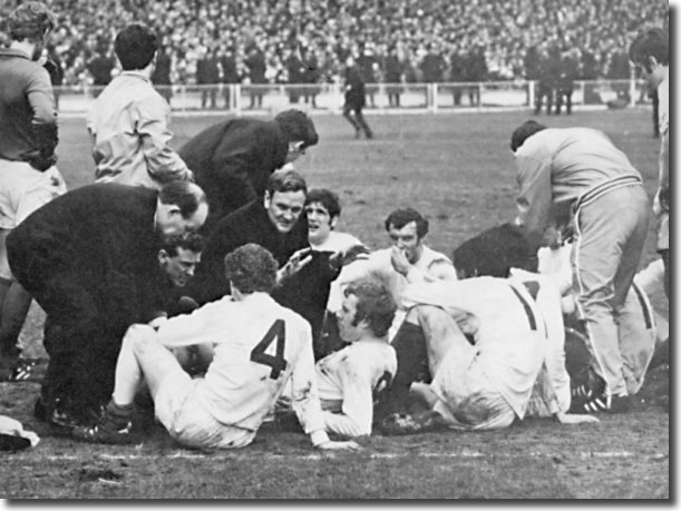 Don Revie gives his team talk before the start of extra time