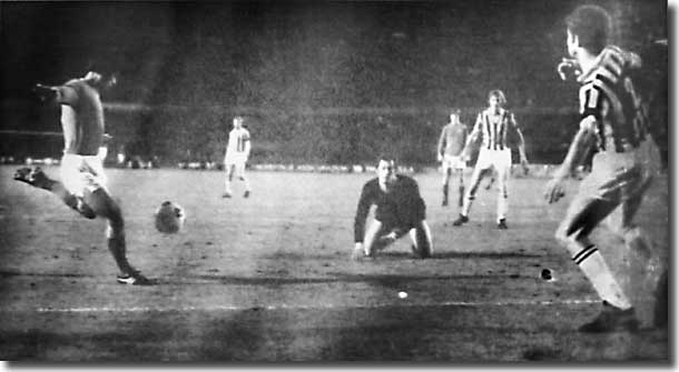 Mick Bates makes it 1-1 in the first leg