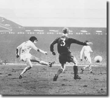 Peter Lorimer crashes in a shot despite the attentions of Liverpool's Alec Lindsay