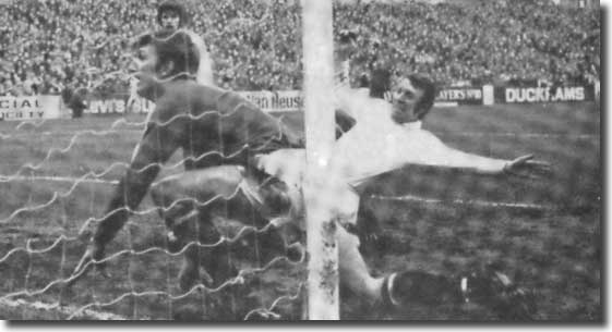 Mick Jones forces the ball home to put Leeds ahead
