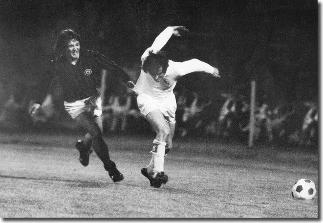 Riccardo Sogliano slyly pulls Norman Hunter's shirt from behind - it was one of many indignities suffered by United on the night and in the end the England defender could bear it no more