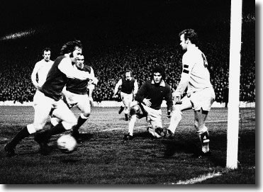 Billy Bremner is on hand to deny another Hibernian attack