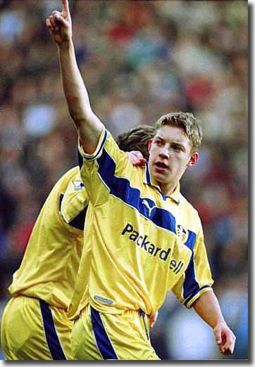 Alan Smith celebrates his goal against Manchester City in the Cup