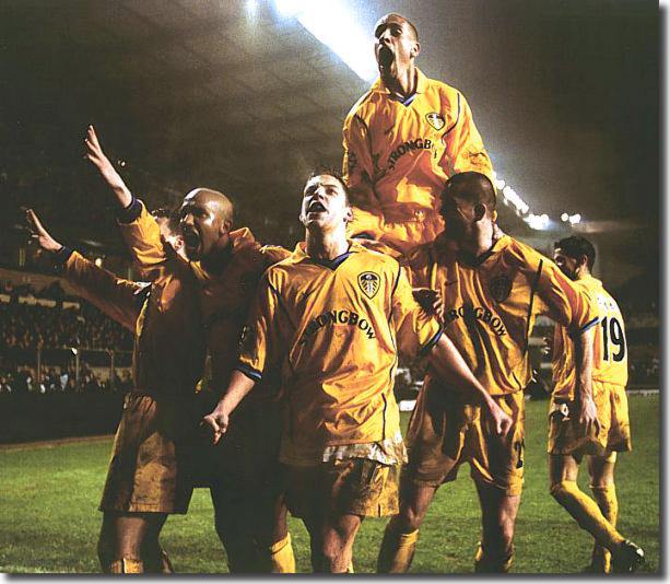 Harte, Dacourt, Smith, Ferdinand, Matteo and Bakke celebrate victory at Anderlecht 21 February 2001