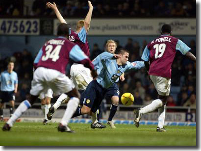 David Healy goes sprawling to earn United a late penalty at West Ham and a share of the points