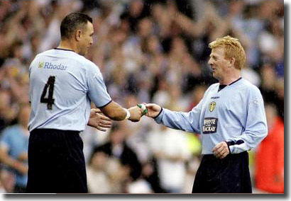 Gordan Strachan right is substituted for Vinnie Jones during Lucas Radebe's testimonial