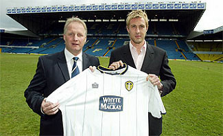 Kevin Blackwell with Rob Hulse and new United shirt after the striker signed permanently for Leeds