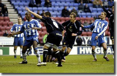 Rob Hulse equalises at Wigan in the Cup with David Healy about to celebrate