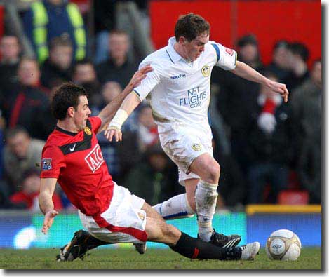 United’s Darren Gibson tackles Neil Kilkenny