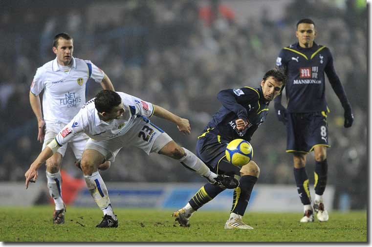 Robert Snodgrass and Tottenham Hotspur's Niko Kranjcar battle for the ball