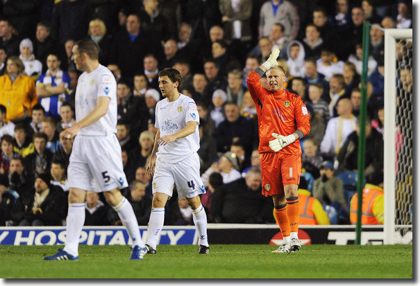 Schmeichel berates Collins and Bruce after a disastrous goal against Cardiff