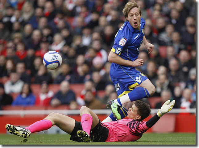 Wojciech Szczesny denies Luciano Becchio