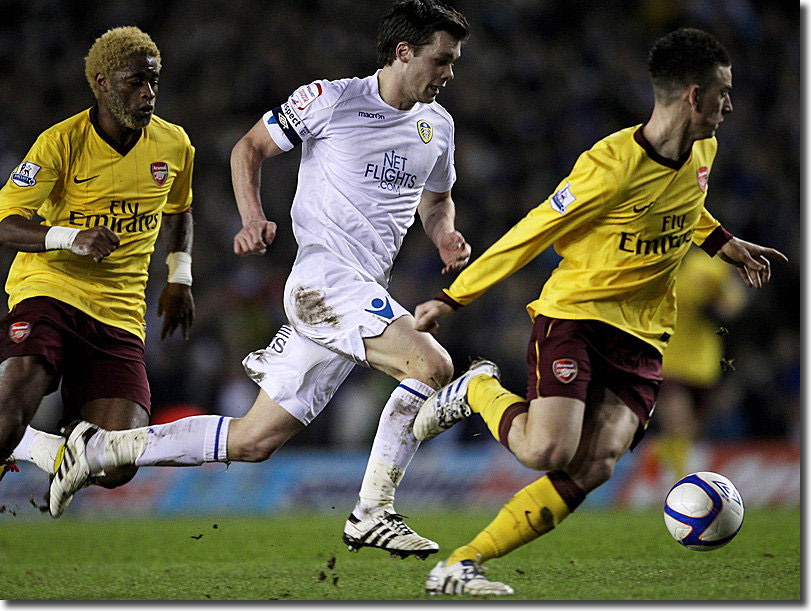 Jonny Howson runs through the back tracking Alex Song and Laurent Koscielny