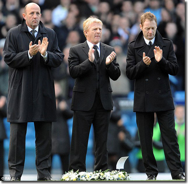 Gary Speed's former team mates, Gary McAllister, Gordon Strachan and David Batty, pay tribute to the Welshman before the game with Millwall on 3 December