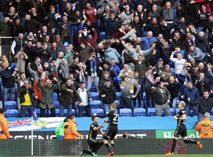 Samu Saiz congratulates Pablo Hernandez on his goal in a 2-2 draw at Reading on 10 March