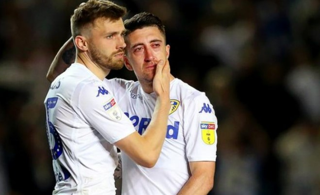 Stuart Dallas consoles Pablo Herandez after the devastating play-off defeat to Derby 15 May 2019