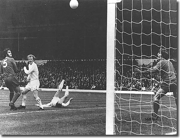 Mick Jones' acrobatic overhead kick gives United the lead against Liverpool