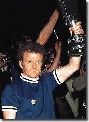 Billy Bremner raises the Fairs Cup