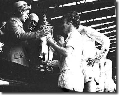 The Queen presents the Cup to Billy Bremner