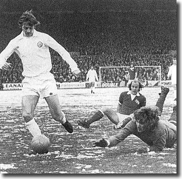 Allan Clarke rounds QPR keeper Phil Parkes on 1 December