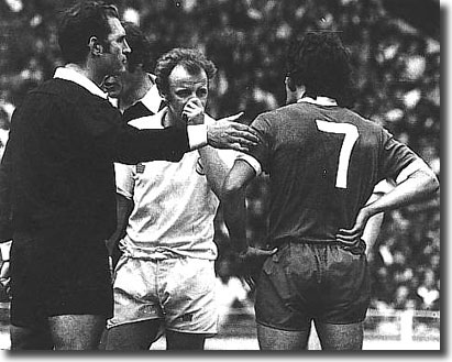 Referee Bob Matthewson lectures Billy Bremner and Kevin Keegan before sending them off during the 1974 Charity Shield match