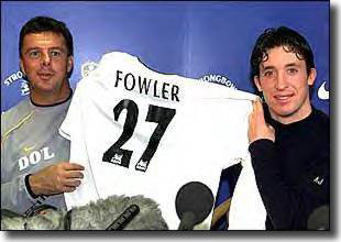 David O'Leary and Robbie Fowler with the striker's Leeds shirt after signing
