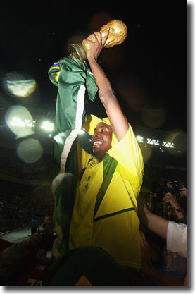 Roque Junior lifts the World Cup with Brazil in 2002