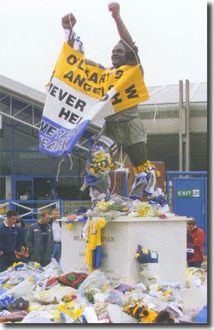 In the aftermath of the deaths of Kevin Speight and Christopher Loftus the statue of Billy Bremner at Elland Road became a shrine to their memory