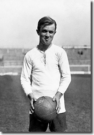 Walden during a Spurs photo shoot in August 1913